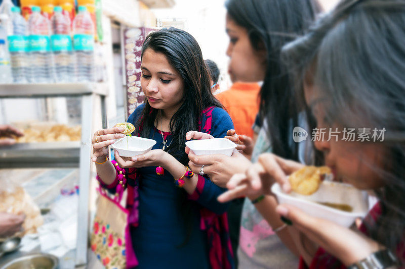 快乐美丽的女孩吃pani puri